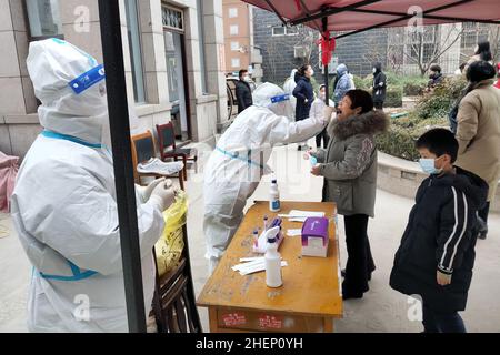 ANYANG, CHINA - 12. JANUAR 2022 - Einwohner nehmen an der dritten Runde der Nukleinsäuretests im Landkreis Hua, Stadt Anyang, Provinz Henan, China, Teil, 12. Januar Stockfoto