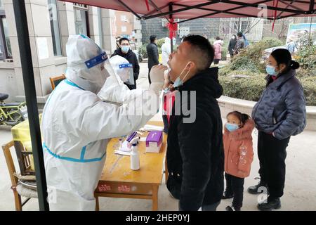 ANYANG, CHINA - 12. JANUAR 2022 - Einwohner nehmen an der dritten Runde der Nukleinsäuretests im Landkreis Hua, Stadt Anyang, Provinz Henan, China, Teil, 12. Januar Stockfoto