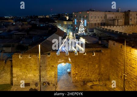 Blick auf die weihnachtlich geschmückte Bab el Gadid Straße, die zum Neuen Tor im Christlichen Viertel führt Altstadt Ost-Jerusalem Israel Stockfoto