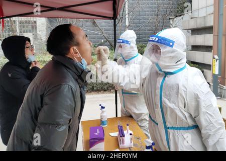 ANYANG, CHINA - 12. JANUAR 2022 - Einwohner nehmen an der dritten Runde der Nukleinsäuretests im Landkreis Hua, Stadt Anyang, Provinz Henan, China, Teil, 12. Januar Stockfoto