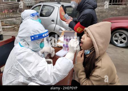 ANYANG, CHINA - 12. JANUAR 2022 - Einwohner nehmen an der dritten Runde der Nukleinsäuretests im Landkreis Hua, Stadt Anyang, Provinz Henan, China, Teil, 12. Januar Stockfoto