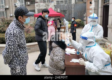 ANYANG, CHINA - 12. JANUAR 2022 - Einwohner nehmen an der dritten Runde der Nukleinsäuretests im Landkreis Hua, Stadt Anyang, Provinz Henan, China, Teil, 12. Januar Stockfoto