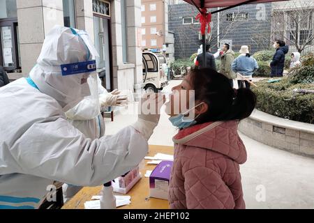 ANYANG, CHINA - 12. JANUAR 2022 - Einwohner nehmen an der dritten Runde der Nukleinsäuretests im Landkreis Hua, Stadt Anyang, Provinz Henan, China, Teil, 12. Januar Stockfoto