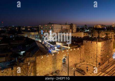 Blick auf die weihnachtlich geschmückte Bab el Gadid Straße, die zum Neuen Tor im Christlichen Viertel führt Altstadt Ost-Jerusalem Israel Stockfoto