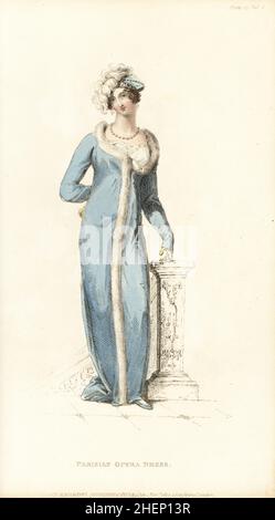 Regency-Frau im Pariser Opernkleid, 1812. Weißes Musselin-Kleid mit Spitze, lockere Robenpelisse in himmelblauem Samt, mit Schwanssdown verziert, kaiserliche Helmkappe mit Straußenfedern. Plate 33, Vol. 8, 1. November 1812. Handkolorierter Kupferstich von Thomas Uwins aus Rudolph Ackermanns Repository of Arts, London. Stockfoto