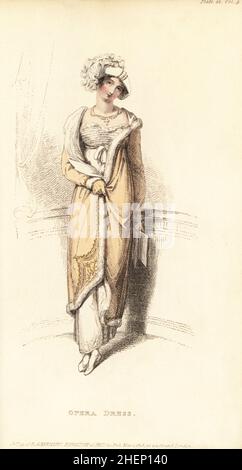 Regency-Frau im Opernkleid aus feinem indischen Musselin, Pailletten- und Spitzenperlenbosen, Schärpe, Robenpelisse aus bernsteinfarbenem Satin mit Swansdown-Besatz, spanischer Satinhut, Kinderhandschuhe, Satinpantoffeln. Platte 22, Band 9, März 1 1813. Handkolorierter Kupferstich von Thomas Uwins aus Rudolph Ackermanns Repository of Arts, London. Stockfoto