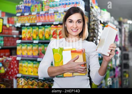 Frau Wahl erfrischende Getränke im Supermarkt Stockfoto