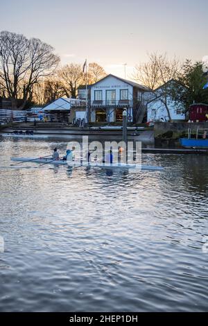 Rudern auf der themse bei Sonnenaufgang in twickenham Stockfoto