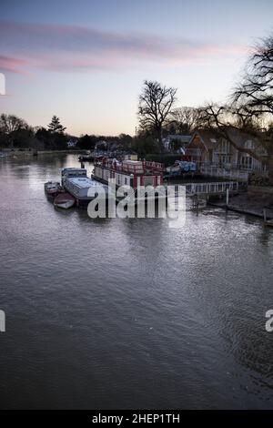 Die Boote vertäuten im Morgengrauen auf der Aal Pie Island an der themse in twickenham Stockfoto