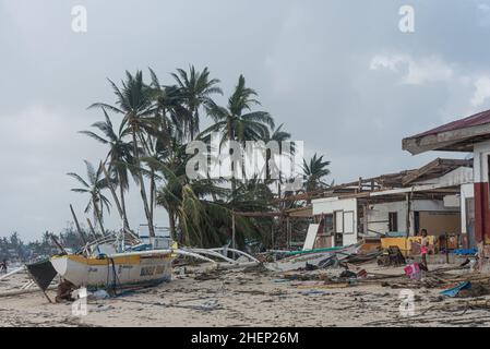 Siargao Insel am Tag nach dem zerstörerischen Taifun Odette, zerbrochene Häuser, umgestürzte Kokosnusspalmen, traurige Menschen, Sonnenaufgang und Straßen voller Müll Stockfoto