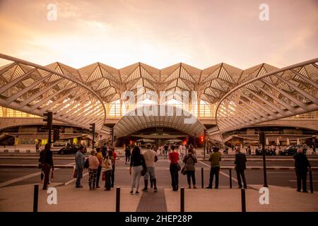 U-Bahn- und Bahnhof Oriente in der Nähe der Stadt Lissabon in Portugal. Portugal, Lissabon, Oktober 2021 Stockfoto