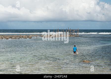 Siargao Insel am Tag nach dem zerstörerischen Taifun Odette, zerbrochene Häuser, umgestürzte Kokosnusspalmen, traurige Menschen, Sonnenaufgang und Straßen voller Müll Stockfoto