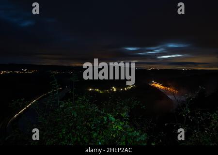 Langzeitbelichtung zur blauen Stunde von der kleinen Saarschleife. Das Hotel liegt im Saarland und ist landschaftlich wunderschön. Stockfoto