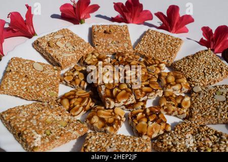 Leckere indische Sesambrettern und Bonbons aus Erdnussjaggery, die als Til chikki und Peanut oder Shenga singhdana chikki bekannt sind, werden während der Dekoration serviert Stockfoto