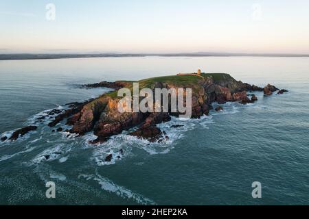 Capel Island im County Cork, Irland, bei Sonnenuntergang an einem ruhigen Wintertag Stockfoto