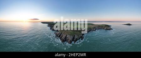 Panoramablick auf den Knockadoon Head Signalturm und Capel Island im County Cork, Irland, bei Sonnenuntergang Stockfoto