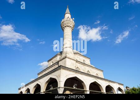 Semsi Pascha Moschee an einem sonnigen Tag. Die Semsi-Pascha-Moschee ist eine osmanische Moschee im großen und dicht besiedelten Stadtteil Uskudar in Istanbul. Stockfoto