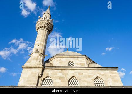 Weitwinkelansicht der Semsi Pascha Moschee (Semsi Pasa Camii) an einem sonnigen Tag. Stockfoto