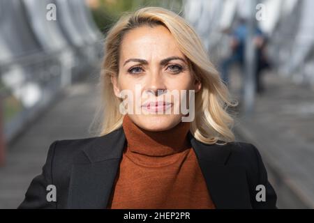 Nahaufnahme eines Porträts einer blonden Geschäftsfrau, die der Kamera gegenübersteht Stockfoto
