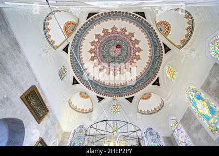 Kuppel in der Semsi Pasha Moschee in Istanbul. Die Semsi-Pasa-Moschee ist eine osmanische Moschee im dicht besiedelten Stadtteil Uskudar in Istanbul. Stockfoto