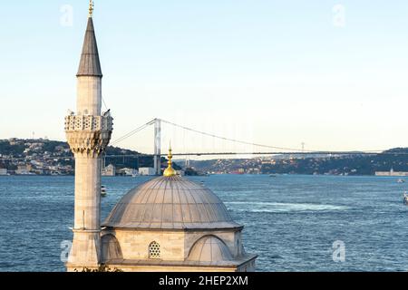 Semsi-Pascha-Moschee mit der Istanbuler Bosporus-Brücke im Hintergrund. Die Moschee Semsi Pascha wurde vom berühmten osmanischen Architekten Mimar Sinan entworfen. Stockfoto