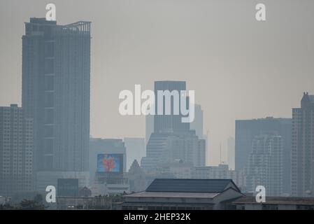 Bangkok, Thailand. 11th Januar 2022. Eine allgemeine Ansicht zeigt Hochhäuser unter rauchigen Bedingungen aufgrund der Luftverschmutzung in Bangkok. Bangkok, die Hauptstadt Thailands, erlebt mit schlechter Luftqualität Feinstaub (PM 2,5), verursacht durch verschiedene Faktoren wie die Verbrennung von Getreidefeldern und die Abgasemissionen von Fahrzeugen. (Foto von Peerapon Boonyakiat/SOPA Images/Sipa USA) Quelle: SIPA USA/Alamy Live News Stockfoto