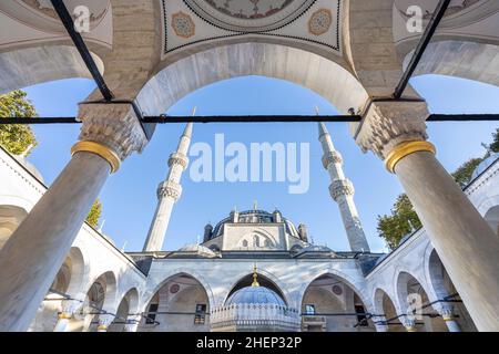 Weitwinkelansicht der Istanbul Yeni Valide Moschee. Die Yeni Valide Moschee ist eine osmanische Moschee aus dem 18th. Jahrhundert im Stadtteil Uskudar in Istanbul, Türkei. Stockfoto