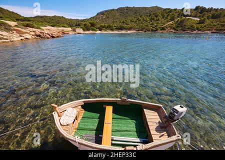 Türkisfarbenes Wasser in der Küstenlandschaft der Insel Cabrera. Balearen. Spanien Stockfoto