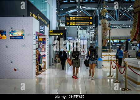 Bangkok, Thailand. 12th Januar 2022. Touristen gehen zu den Sicherheitskontrollpunkten für internationale Abflüge am Suvarnabhumi Airport.Reisende passieren am 12. Januar 2022 einen leeren Suvarnabhumi Airport in Bangkok, Thailand. Das Test and Go-Programm, das es vollständig geimpften Touristen ermöglicht, ohne Quarantäne im Rahmen des Thailand Pass-Programms in das Land einzureisen, wurde aufgrund der raschen Verbreitung der Omicron-Variante auf unbestimmte Zeit ausgesetzt, was die Belebung der touristischen Aussichten im ersten Quartal 2022 in Zweifel gezogen hat. (Foto von Matt Hunt/SOPA Images/Sipa USA) Quelle: SIPA USA/Alamy Live News Stockfoto