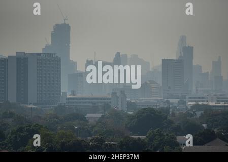 Bangkok, Thailand. 11th Januar 2022. Eine allgemeine Ansicht zeigt Hochhäuser unter rauchigen Bedingungen aufgrund der Luftverschmutzung in Bangkok. Bangkok, die Hauptstadt Thailands, erlebt mit schlechter Luftqualität Feinstaub (PM 2,5), verursacht durch verschiedene Faktoren wie die Verbrennung von Getreidefeldern und die Abgasemissionen von Fahrzeugen. Kredit: SOPA Images Limited/Alamy Live Nachrichten Stockfoto