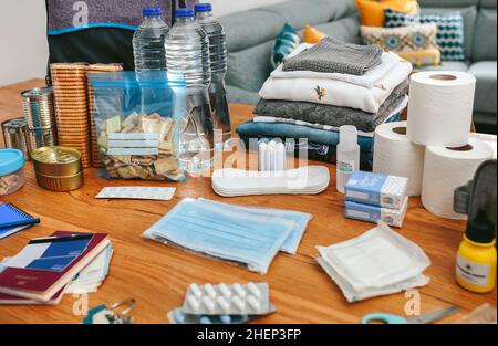 Notfallrucksack-Ausrüstung auf dem Tisch organisiert Stockfoto