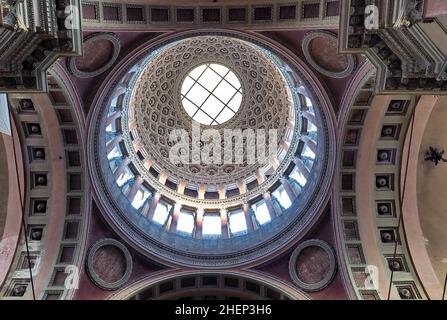 Innenansicht der monumentalen Kuppel der Basilika San Gaudenzio in Novara, Piemont, Italien Stockfoto