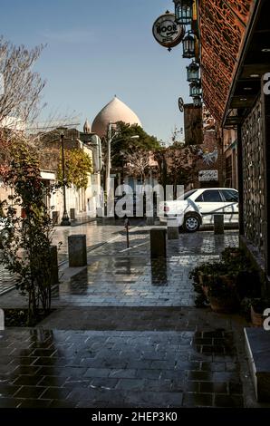 Isfahan, Nor Julfa, Iran, 16. November 2021: Mit behauenen Steinen gepflastert, führt eine schmale Straße zur Kathedrale von Christus dem Erlöser in Nor Julfa, in der Stockfoto