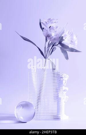 Blume in Vase durch strukturiertes Glas getönte in trendigen sehr Peri.Farbe des Jahres. Minimalistisch, Trend und texturierten Hintergrund. Stockfoto