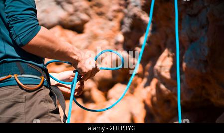 Der Mensch klettert mit Seil, wandert in den Bergen. Stockfoto