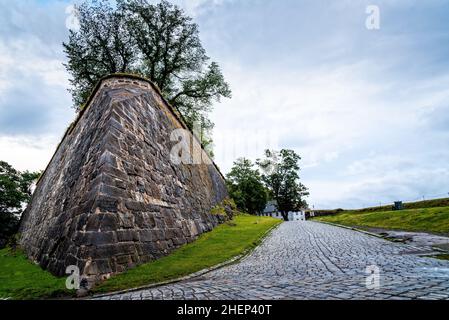 Die historische Festung Akershus in Oslo. Blick auf die Stadtmauern ein wolkiger Sommertag Stockfoto