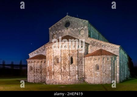 Basilika St. Peter der Apostel in San Piero a Grado, Pisa, Italien, in der Abenddämmerung Stockfoto