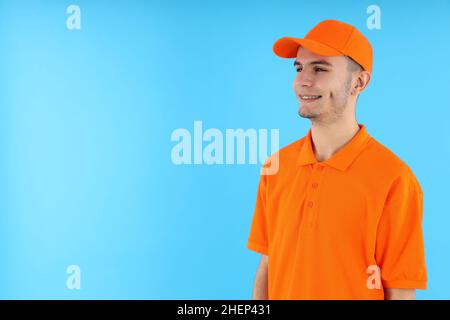 Attraktiver junger Mann auf blauem Hintergrund Stockfoto