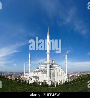Ein Panoramablick auf die größte Moschee in der Türkei. Stockfoto