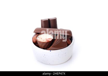 Schokoladenbonbon in Schale isoliert auf weißem Hintergrund Stockfoto