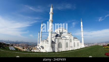 Ein Panoramablick auf die größte Moschee in der Türkei. Istanbul Camlica Moschee, vom Hügel aus gesehen, mit der Landschaft des Bosporus in der Ferne. Stockfoto