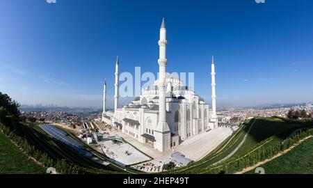 Ein Panoramablick auf die Istanbul Camlica Moschee vom Hügel aus. Stockfoto