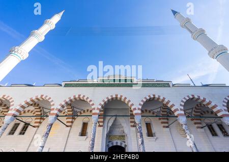 Unglaublicher Blick auf die Istanbul New Camlica Moschee. Die Camlica Moschee ist die größte Moschee in der Türkei. Stockfoto