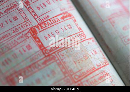 Ukrainische Grenzstempel im Pass. Stockfoto