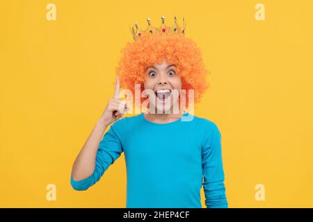 Egoistisches Kindermädchen in lockiger Perücke und Prinzessin Diadem inspiriert von Idee, Inspiration Stockfoto
