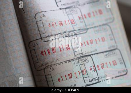 Ukrainische Grenzstempel im Pass. Stockfoto