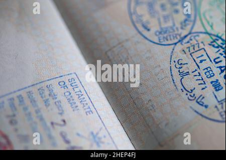 VAE und Oman stempeln im Pass. Stockfoto