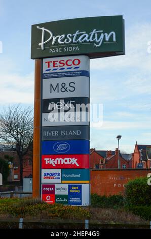 Prestatyn, Großbritannien: 14. Dez 2021:Ein Schild am Eingang der Nant Hall Road listet die Geschäfte auf, die sich im Prestatyn Shopping Park befinden. Stockfoto