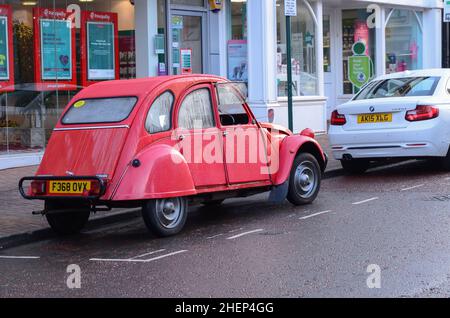 Prestatyn, Großbritannien: 14. Dez 2021: Der Cityroen 2CV parkte vor den Geschäften auf der High Street. Stockfoto