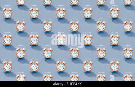 Wiederholte Wecker auf blauem Hintergrund. 3D Rendern Stockfoto